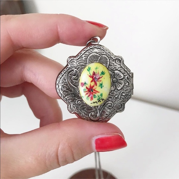 Vintage Silver Floral Locket Necklace - Picture 3 of 6